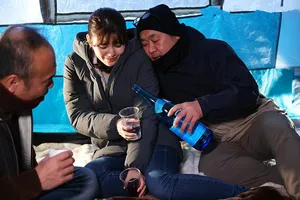 Người chồng ngu ngục để bà xã đi cắm trại với hàng xóm