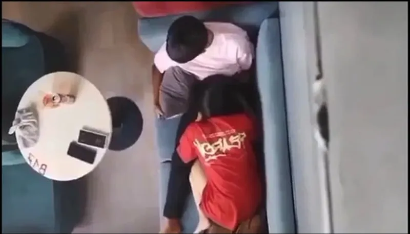 Quay lén con ghệ liếm bú cho bồ nơi công cộng