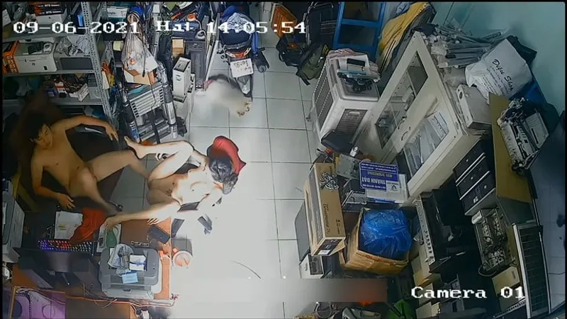Cô vợ gã chồng xoạc nhau trong của hàng máy tính
